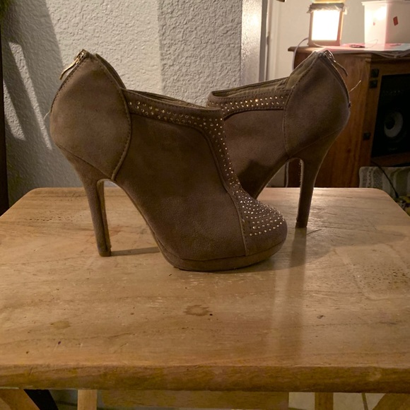 Heels - Picture 4 of 7